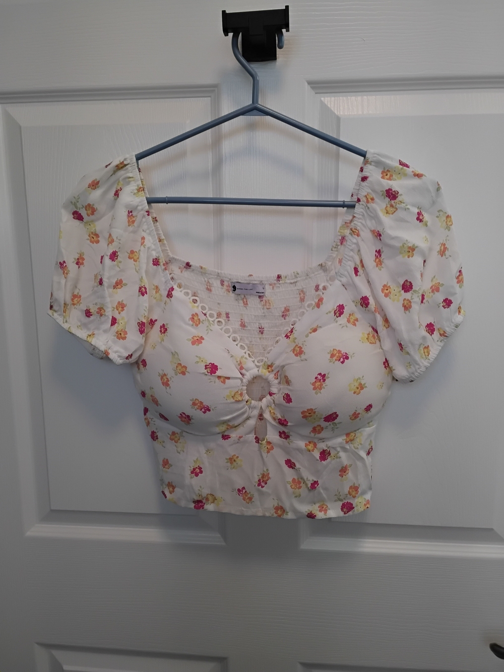White Floral‎ Ring-Front, Bra Insert, Puff Sleeve, Cinched Back Crop Top Size L